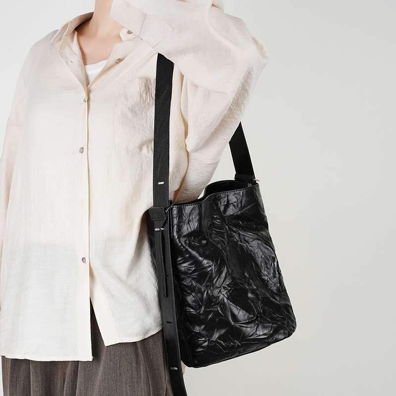 Lazy and comfortable wrinkled bucket bag first layer cowhide women's high-grade tote bag