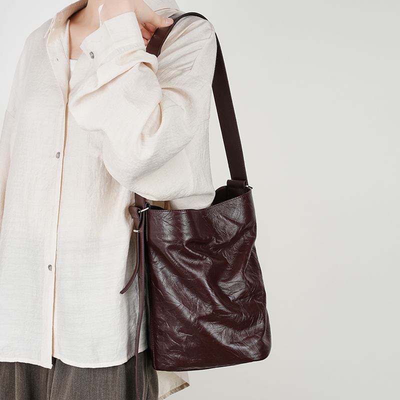 Lazy and comfortable wrinkled bucket bag first layer cowhide women's high-grade tote bag