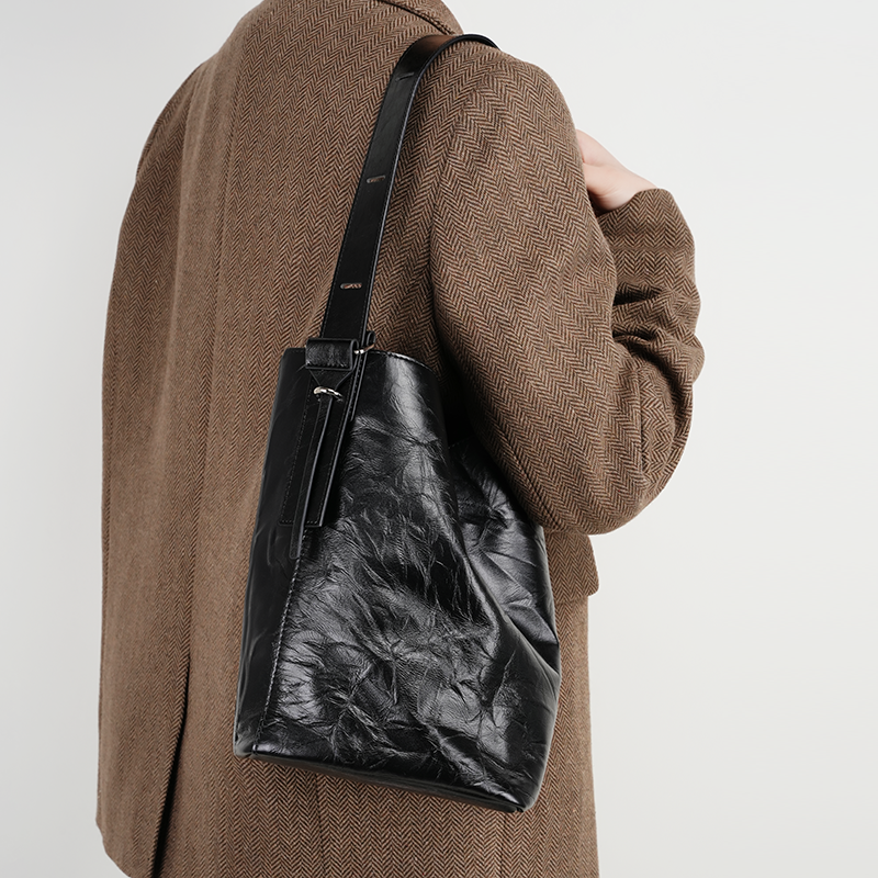 Lazy and comfortable wrinkled bucket bag first layer cowhide women's high-grade tote bag