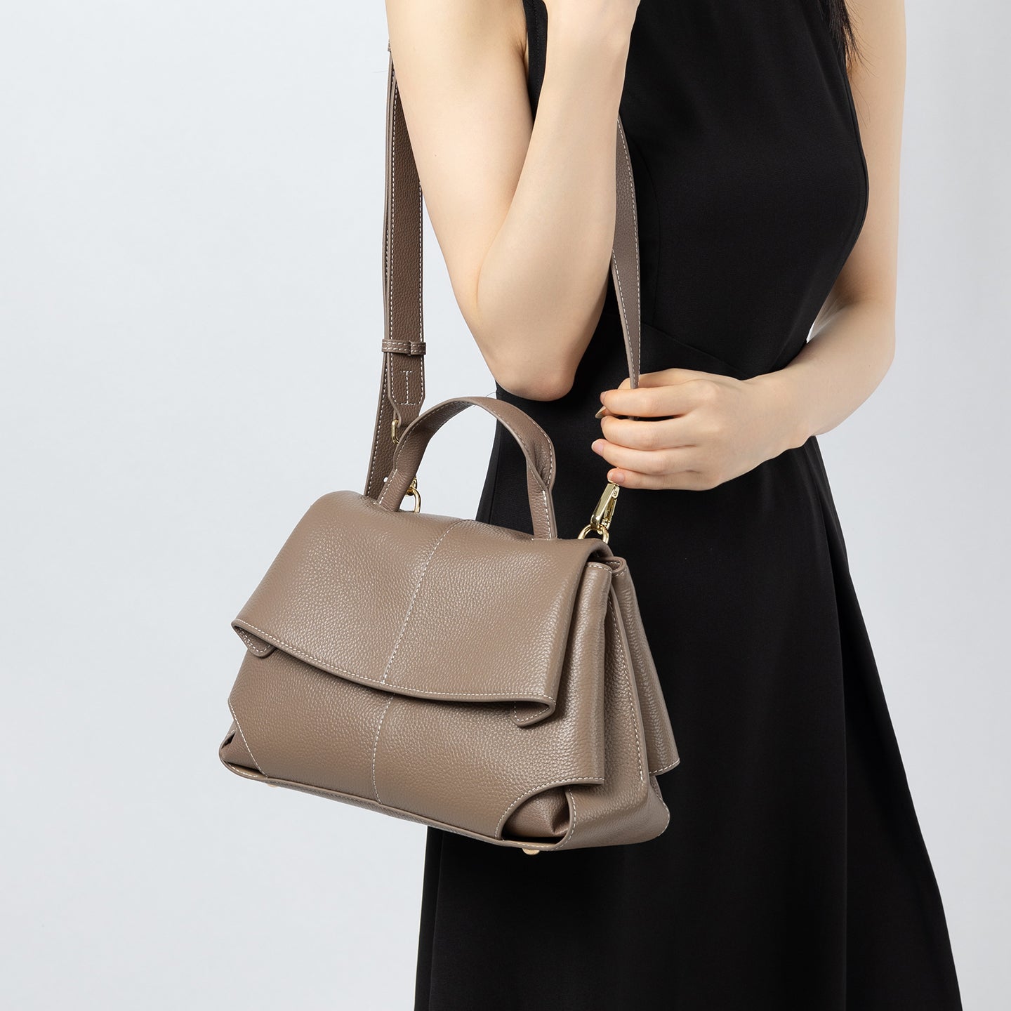 High-quality shoulder bag, niche design handbag, fashionable light luxury women's bag, ultra-light commuter messenger bag