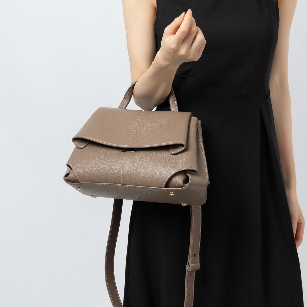 High-quality shoulder bag, niche design handbag, fashionable light luxury women's bag, ultra-light commuter messenger bag