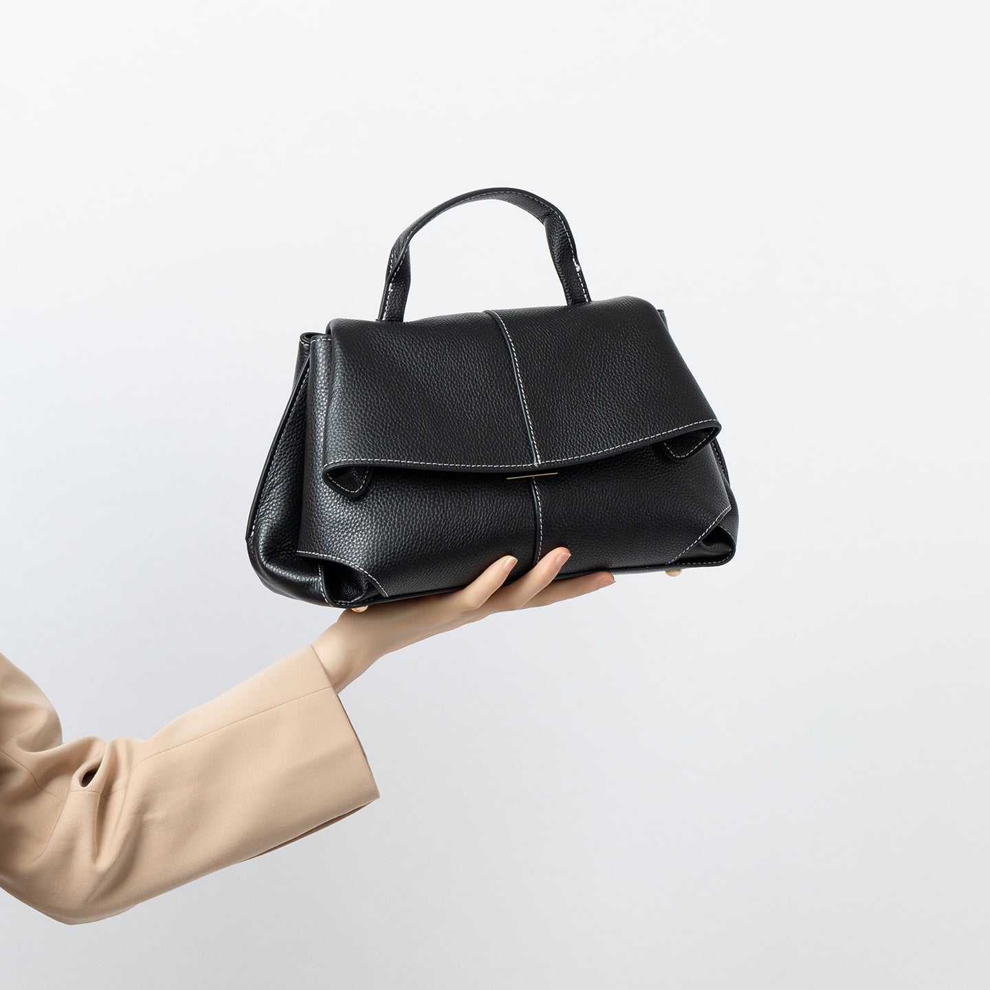 High-quality shoulder bag, niche design handbag, fashionable light luxury women's bag, ultra-light commuter messenger bag