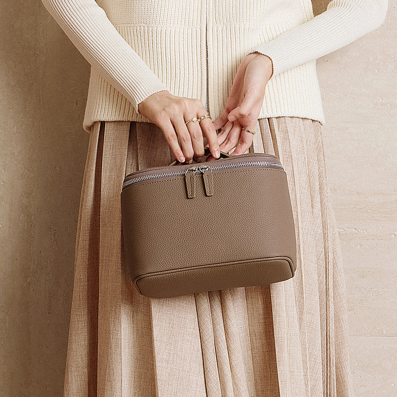 Genuine leather multi-compartment cosmetic bag, large capacity toiletry bag, high-end cowhide storage bag